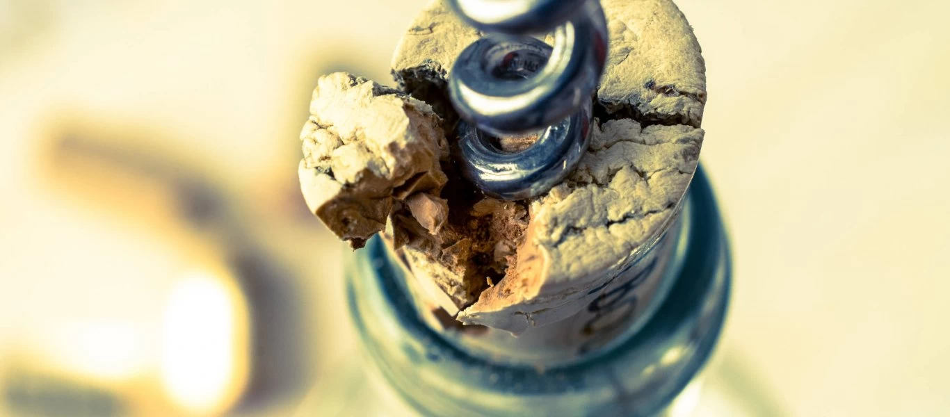 Το έξυπνο και γρήγορο κόλπο για να βγάλετε το φελλό μέσα από ένα μπουκάλι (βίντεο)